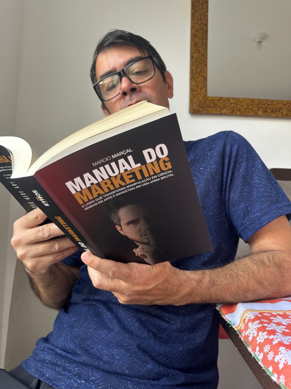 Manual do Marketing na mão de leitor