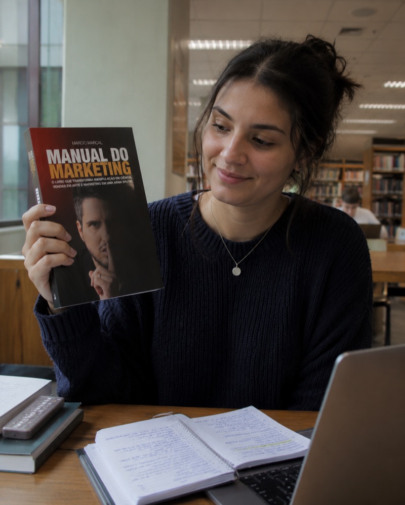 Manual do Marketing na mão de leitora